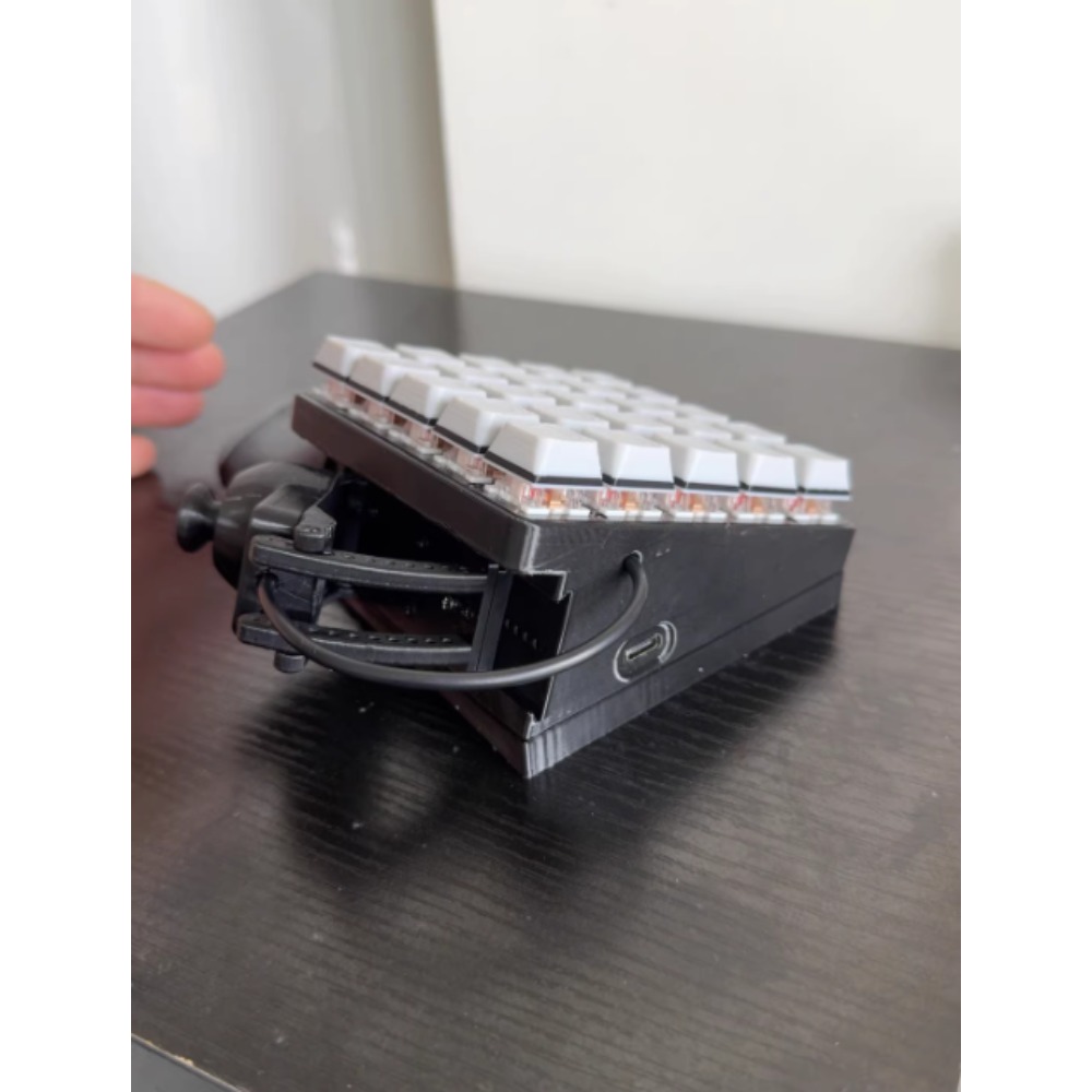 Tastiera da gioco con joystick - Gaming Keyboard Hand recensione e prezzo